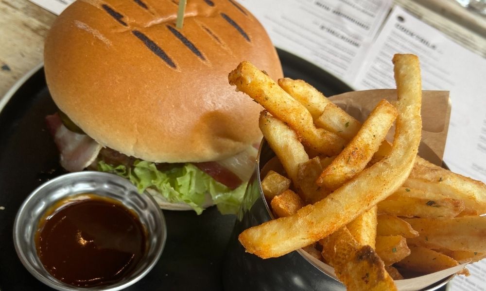 turtle bay burger and chips
