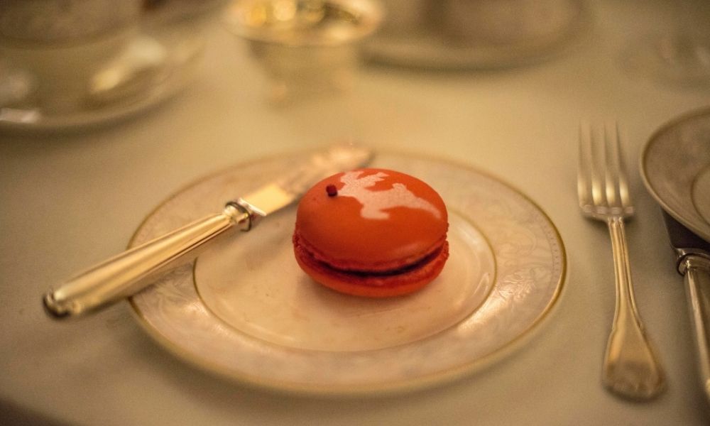 christmas themed macaroon